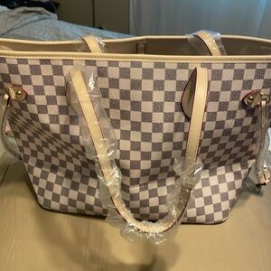 New w tags tote